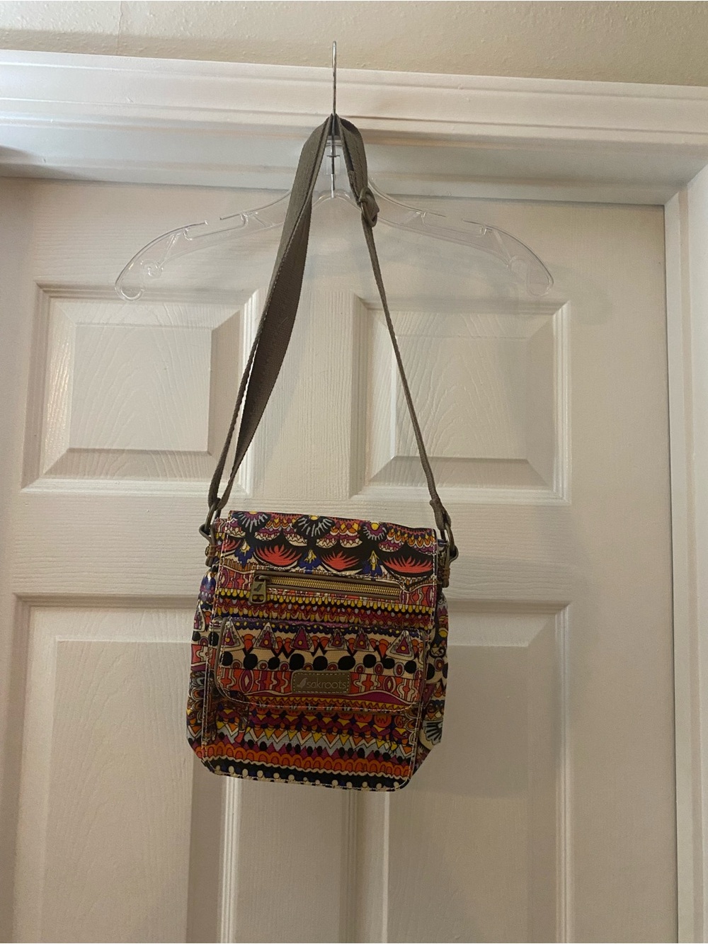 Sakroots.Colorful Pattern Crossbody Bag - Adjustable Strap. NWT. Pockets inside.